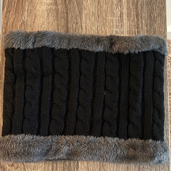 Legendary Whitetails Black and Gray Knit Gloves Set - Picture 7 of 8